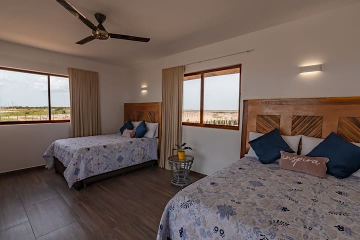 Lijep prostor s klima-uređajem, pametnim televizorom i privatnom kupaonicom, idealan za miran odmor nakon dana provedenog na plaži.