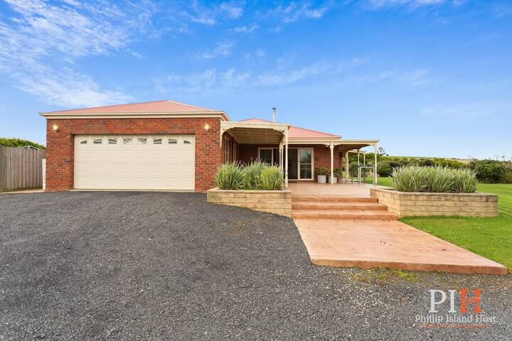 Serene Beach Haven: Sleeps 12