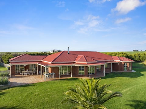 Serene Beach Haven: Sleeps 12