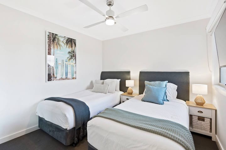 Dva kreveta za jednu osobu u trećoj spavaćoj sobi prikladna su za one koji putuju s djecom ili u grupi. Radi dodatne praktičnosti, kreveti se na zahtjev mogu lako spojiti kako bi se stvorio bračni krevet.