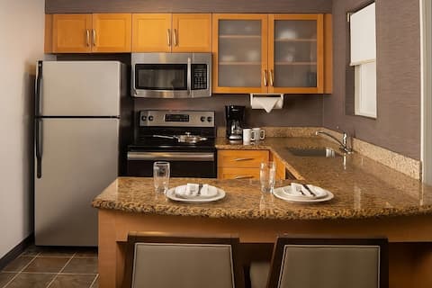 Pleasant Stay! Full Kitchen, Outdoor Pool