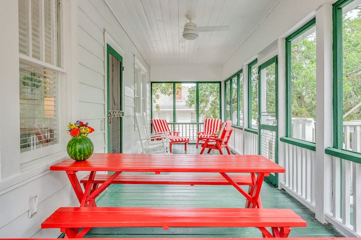 Quaint + Cozy Beachside Cottage W/ Porch - Tybee Island, GA