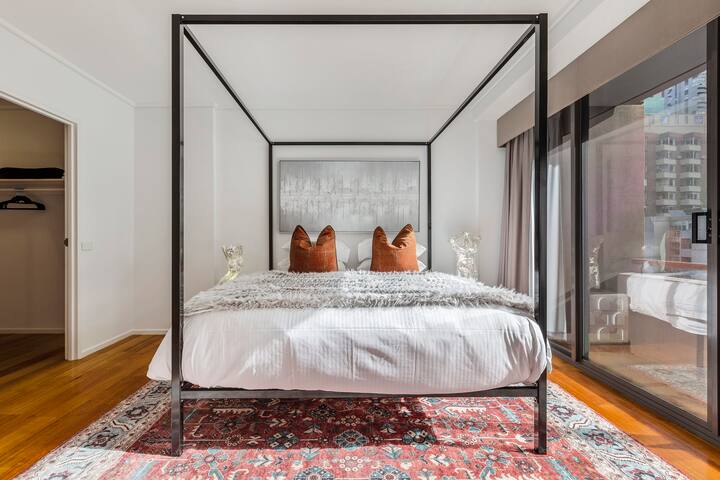 Bohemian Chic – Quirky & Eccentric Downtown Escape gallery image 2