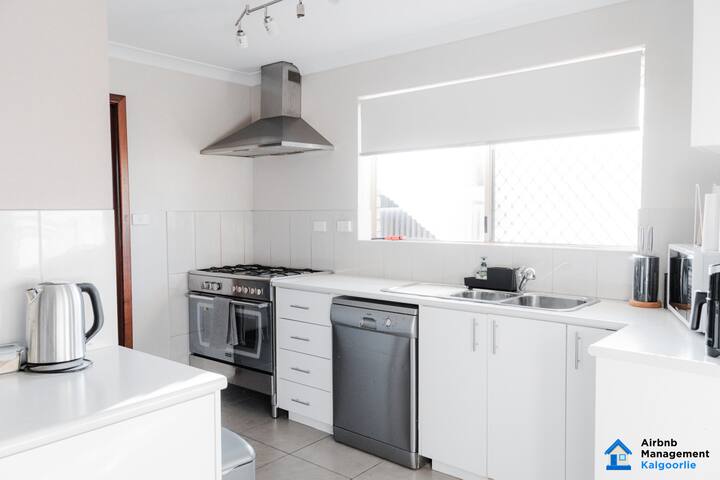 Spacious 5 bed opposite Golf Course gallery image 3