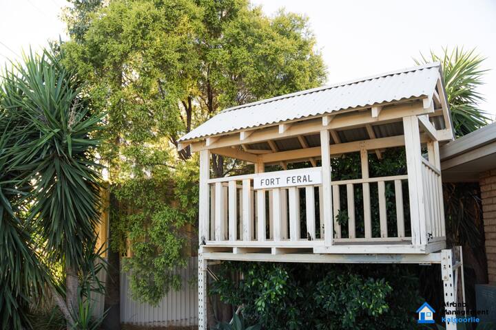 Spacious 5 bed opposite Golf Course gallery image 2