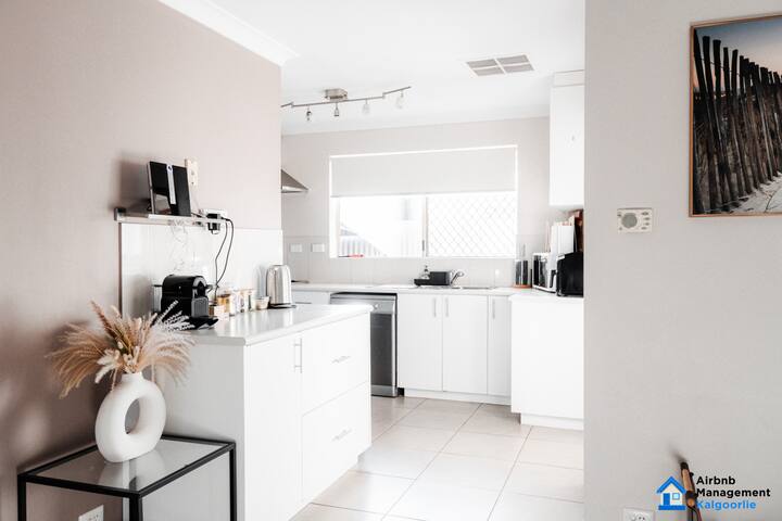 Spacious 5 bed opposite Golf Course gallery image 4