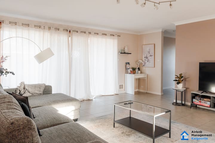 Large 5 bed house across Spudshed and golf course