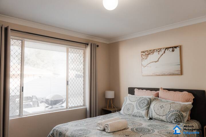 Spacious 5 bed opposite Golf Course gallery image 5