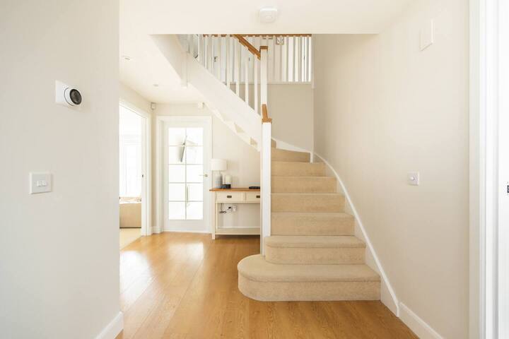 Luxury Detached Home gallery image 2