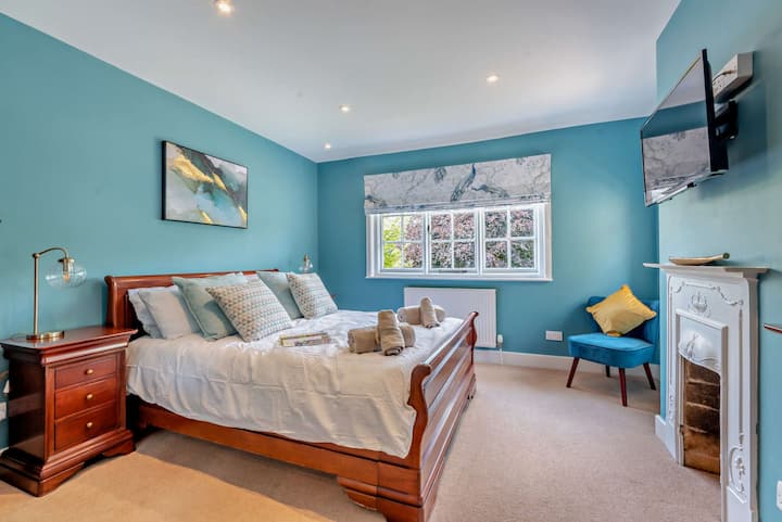 Fosseside House Master Bedroom - StayCotswold