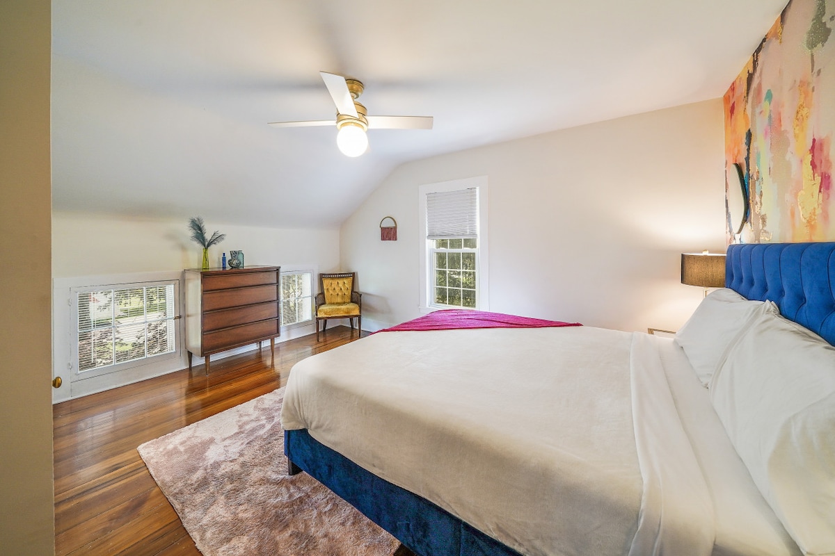 Საწოლი 4- ზემოთ საძინებელი დიდი ზომის საწოლით და კარადაში გასეირნება