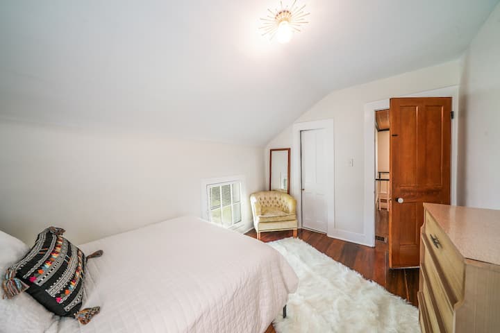 Schlafzimmer im Obergeschoss mit Doppelbett