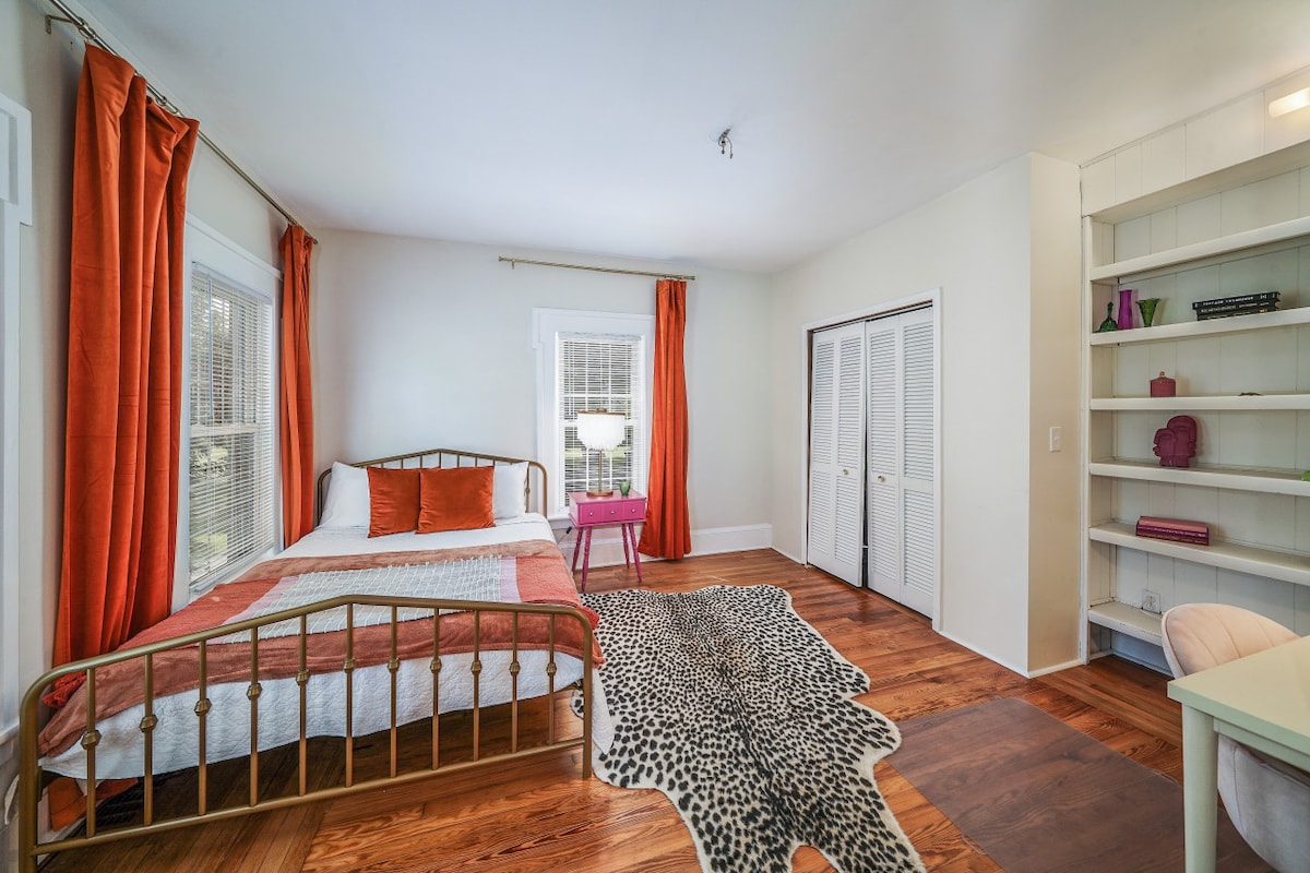 Საწოლი 1 - ქვემოთ, დედოფლის ზომის საწოლი, ფრანგული კარები და პირადი საოფისე სივრცე