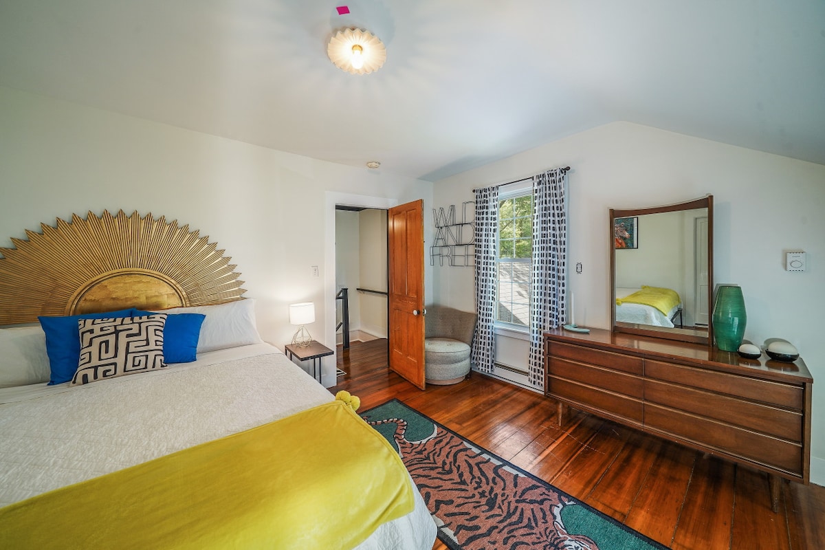 Საძინებელი კიბის ზედა ნაწილში King Sized Bed-ით