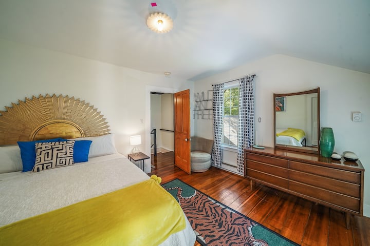 Schlafzimmer oben auf der Treppe mit Kingsize-Bett