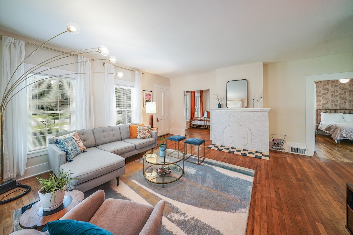 Მისაღები ოთახი 65-დუიმიანი ტელევიზორით სტრიმინგის მომსახურებით, მათ შორის, Hulu ‑ ით, Netflix ‑ ით, Amazon Prime ‑ ით, YouTube ‑ ით.  (მომსახურებები შეიძლება შეიცავდეს შესვლას, მაგრამ არა გარანტირებულად)