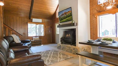 Bellwood Cabin | King Bed~Loft~Lakes Nearby