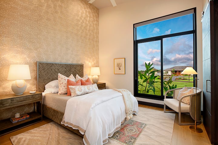 Acogedor y elegante, el tercer dormitorio ofrece una escapada serena del ajetreo y el bullicio.