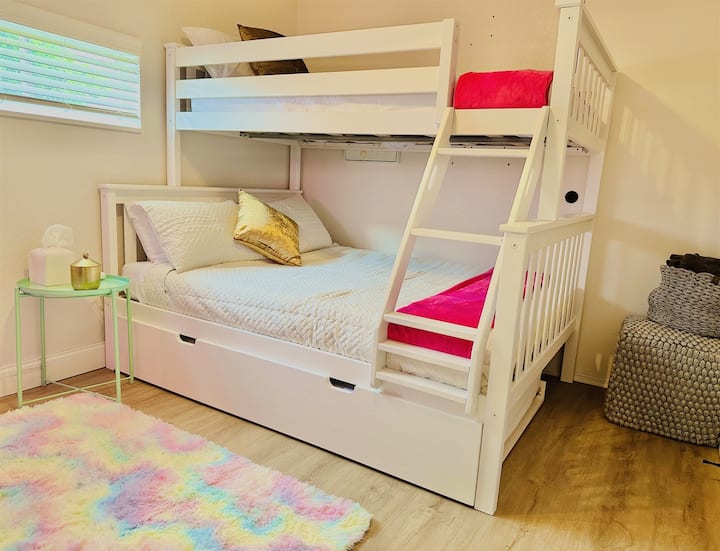 Საძინებელი 5 | Twin over Full w/ Twin Trundle