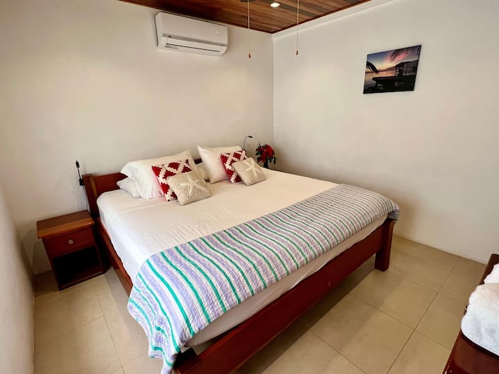 Dormitorio con cama queen