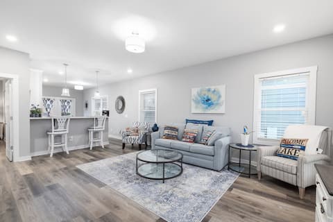 Successful Airbnb property: Cozy Lake Cottage W/Pool, Hot Tub,Kayaks, SUPs in Winchester