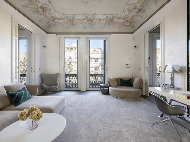 El Palauet Royal Suites – Suite Joan gallery image 2