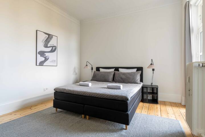 Lakeside 3BR Flat w/Balcony in Peaceful Area gallery image 4