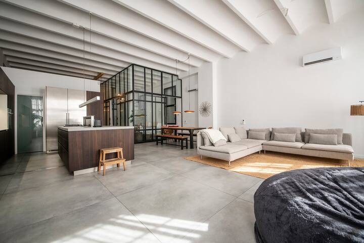 Large 5 Bedrooms Apartment in Poblenou gallery image 3
