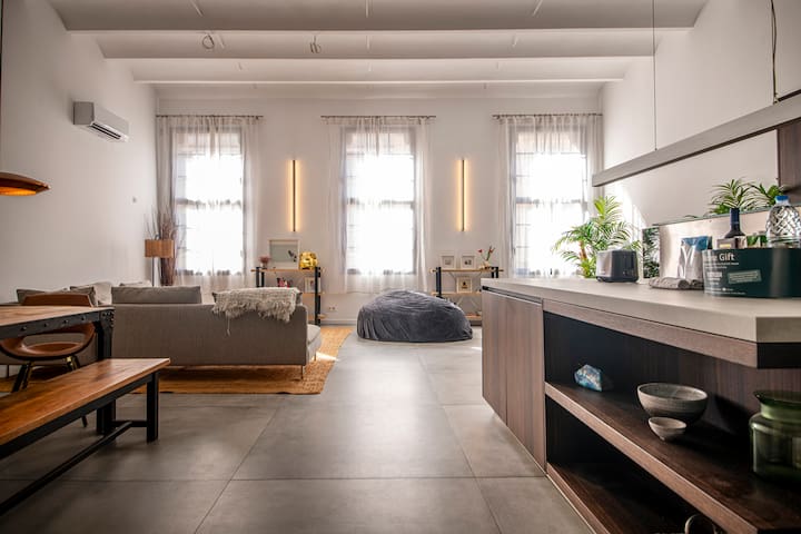 Large 5 Bedrooms Apartment in Poblenou