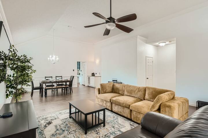 Cozy Charmer with Lovely Patio gallery image 3