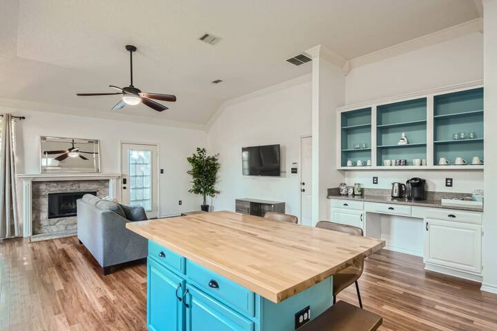 Cozy Charmer with Lovely Patio gallery image 2