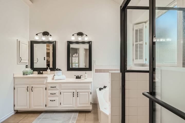 Cozy Charmer with Lovely Patio gallery image 4