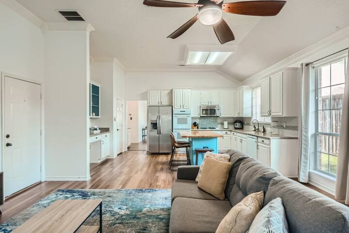 Cozy Charmer with Lovely Patio gallery image 5