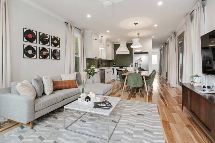 Spacious Mid-Century Oasis | Heated Pool gallery image 5