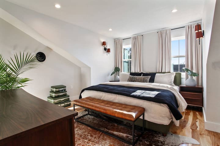 Spacious Mid-Century Oasis | Heated Pool gallery image 3