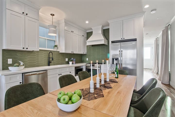 Spacious Mid-Century Oasis | Heated Pool gallery image 4