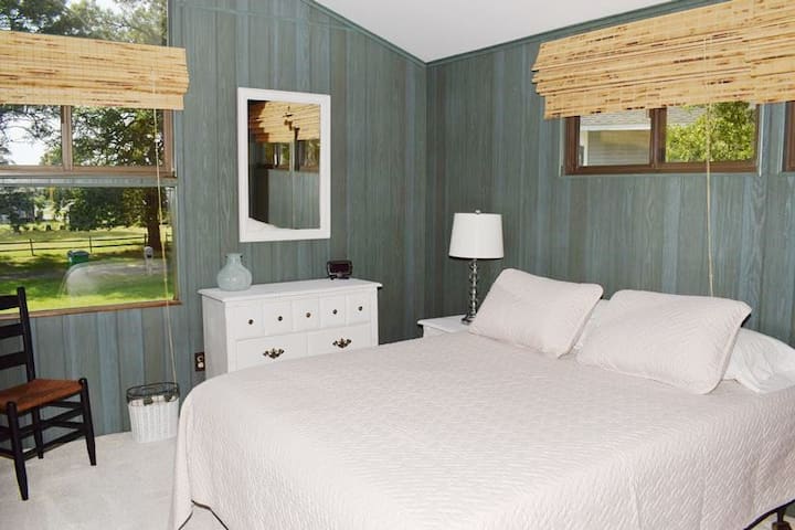 غرفة النوم الأولى - سرير بحجم كوين 