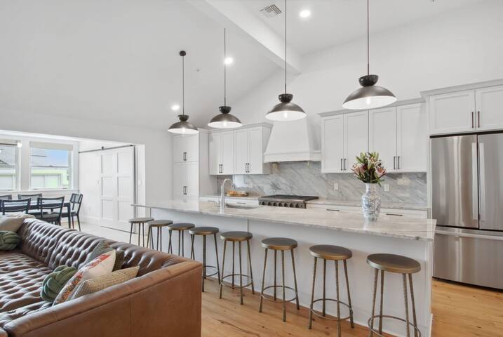 Trendy CBD Condo | Near French Quarter gallery image 3