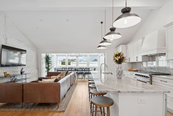 Trendy CBD Hotel Suite | Near French Quarter