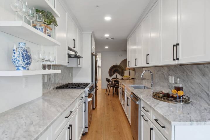 Stylish CBD Condo | Near French Quarter gallery image 2