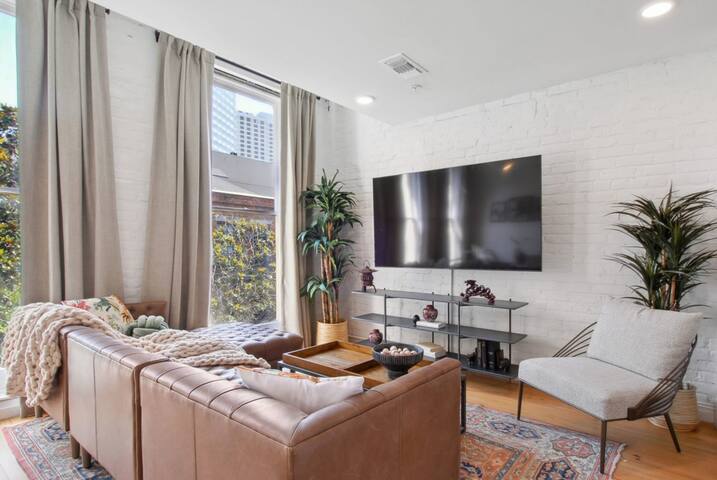 Stylish CBD Condo | Near French Quarter gallery image 3