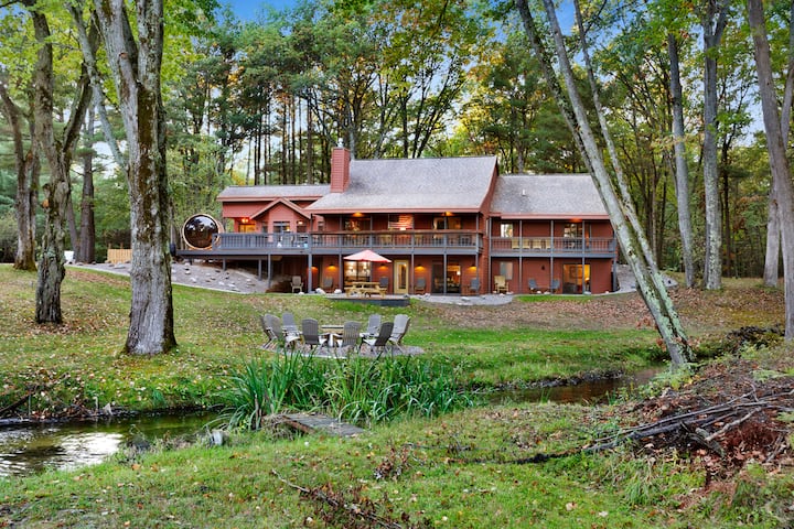 Hall Creek Lodge Large Family Spa Retreat | TC, MI