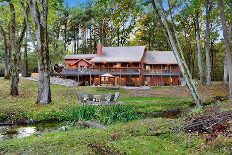 Hall Creek Lodge Large Family Spa Retreat | TC, MI