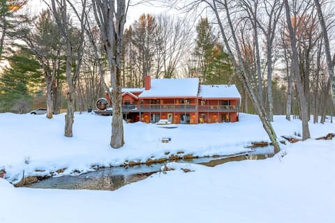 Hall Creek Lodge Large Family Spa Retreat | TC, MI