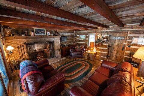 Nature Lover's Paradise: Uncle Tom's 3BR Cabin