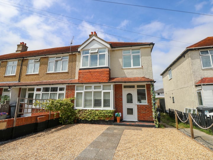 32 Cranleigh Close - Christchurch, UK
