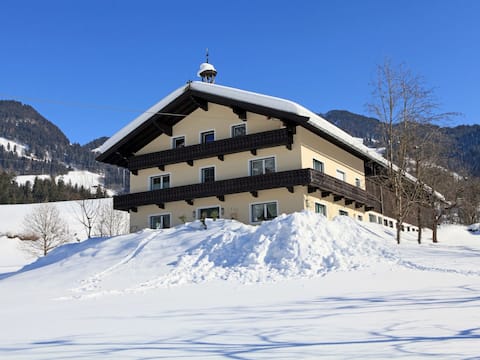 Spacious accommodation, 1.2 km to the ski lift