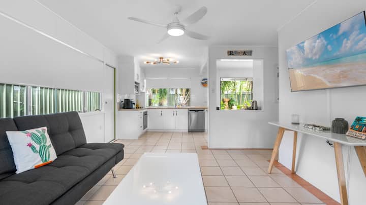 Coastal Palms Hideaway - Bribie Island