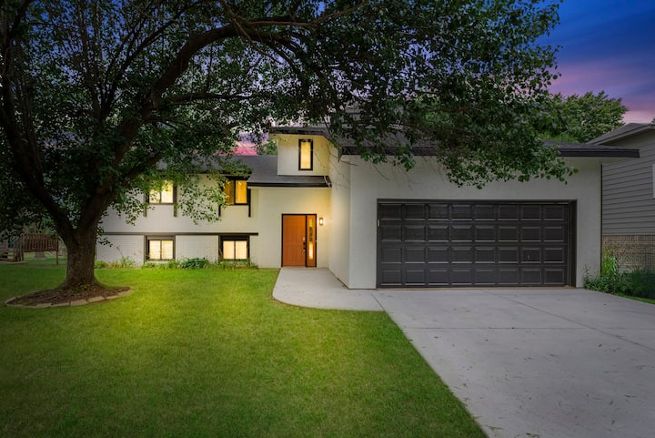 Beautiful 6 bed, 3 bath home in quiet neighborhood