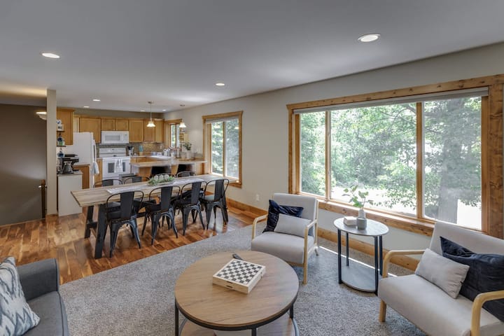 Amazing Yard! Quiet Lake, Game Room & More! - Breezy Point, MN